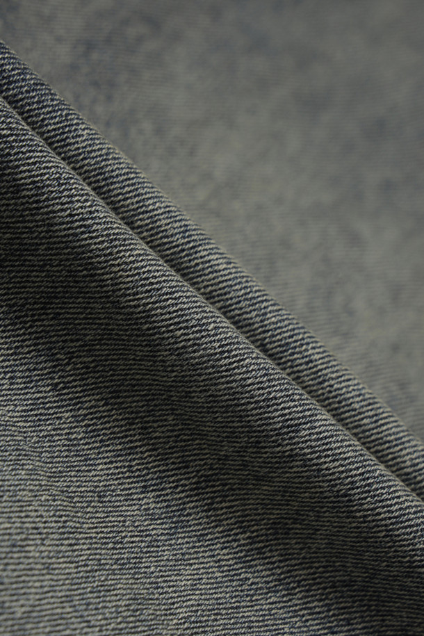 세련된 돌청 워싱 디테일이 돋보이는 여성용 와이드 데님 팬츠입니다. 넉넉한 루즈핏으로 편안함과 스타일리시함을 동시에 만족시키며, 데이트룩이나 산책룩에 활용하기 좋습니다. 그레이 컬러의 무지 디자인으로 어떤 상의와도 쉽게 매치하여 캐주얼하고 미니멀한 스타일을 연출할 수 있습니다. 봄, 여름, 가을, 계절에 구애받지 않고 즐겨 입을 수 있으며 뻣뻣한 데님 소재 특유의 견고한 느낌을 선사합니다. 밴딩이 없어 깔끔한 핏을 연출하며, 워싱 디테일이 빈티지한 무드를 더합니다.
