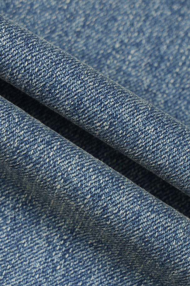 중청 와이드 데님팬츠는 편안하고 스타일리시한 일상룩을 위한 완벽한 선택입니다. 캐주얼과 빈티지 무드를 동시에 느낄 수 있으며, 사계절 내내 활용 가능한 실용적인 아이템입니다. 넉넉한 와이드 핏과 루즈핏으로 편안한 착용감을 제공하며, 빈티지 워싱과 스트레치 데님 소재로 활동성을 높였습니다. 코인포켓, 켄톤 단추, 지퍼, 더블 스티치 등 디테일 요소들이 돋보이며, 동네 마실룩 또는 여행룩에 미니멀한 스타일을 더해줍니다.
