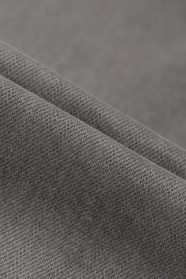 컬러다잉 힙스터 데님 팬츠는 가먼트 다잉 기법으로 빈티지한 그레이 컬러감을 살린 데님 팬츠입니다. 스트레치 데님 소재를 사용하여 편안한 착용감을 제공하며, 슬림핏과 힙스터핏으로 캐주얼 또는 포멀 스타일 모두 연출 가능합니다. 출근룩과 비즈니스 캐주얼에 적합하며, 클래식, 미니멀 스타일을 선호하는 분들께 추천합니다. 보온성을 높이기 위해 기모 처리를 하였으며, 켄톤 단추와 지퍼, 더블 스티치로 내구성을 강화했습니다. 세탁 시에는 단독 세탁을 권장합니다.
