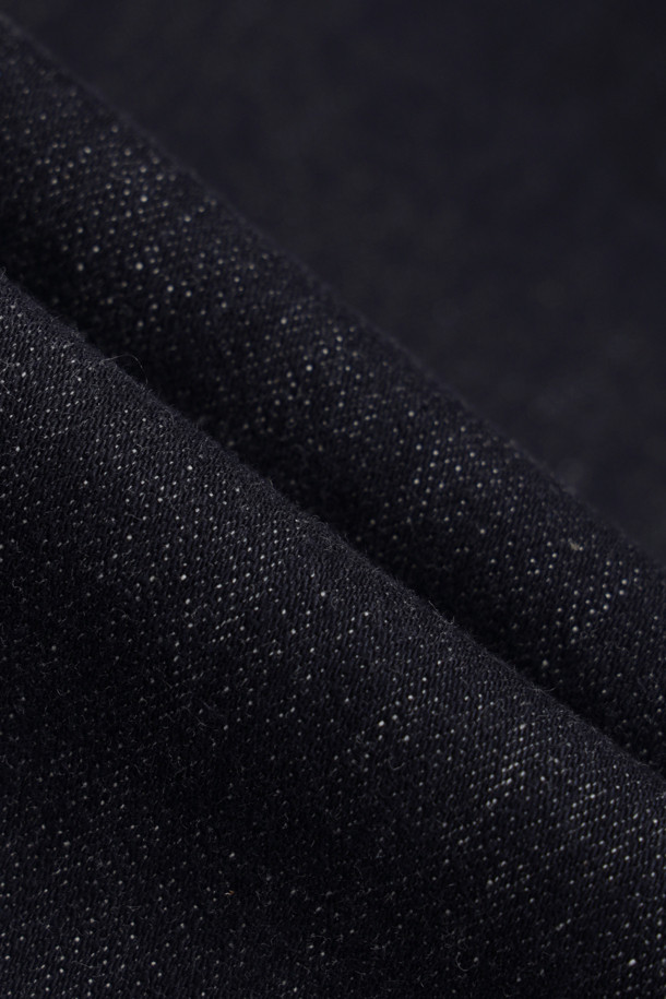 RAW(로우) 루즈 스트레이트 데님 팬츠는 모던하고 캐주얼한 스타일을 추구하는 분들을 위한 사계절용 데님 팬츠입니다. 인디고 컬러의 무지 디자인으로, 데이트룩과 쇼핑룩 등 다양한 TPO에 활용하기 좋습니다. 면과 폴리우레탄 혼방 소재로 제작되어 편안한 착용감을 선사하며, 루즈 핏과 스트레이트 핏으로 편안하면서도 스타일리시한 핏을 연출합니다. 센터프레스, 켄톤 단추, 지퍼, 더블 스티치, 논페이드, 스트레치 디테일이 더해져 완성도를 높였습니다. 미니멀하고 클래식한 스타일을 선호하는 분들께 추천합니다.
