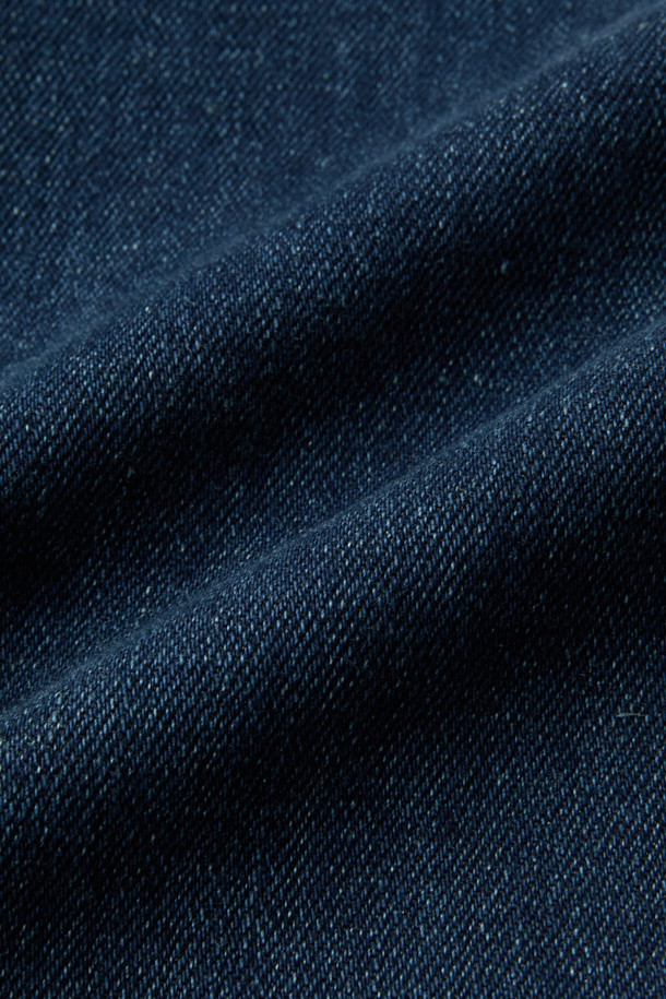 이중지 중청 힙스터 데님팬츠는 캐주얼과 빈티지 스타일을 모두 만족시키는 남성용 데님 팬츠입니다. 힙스터핏과 슬림핏으로 디자인되어 세련된 실루엣을 연출하며, 두꺼운 이중지 원단으로 제작되어 내구성이 뛰어납니다. 중청 컬러에 브러쉬 워싱과 캣 워싱 기법을 더해 자연스러운 빈티지 무드를 살렸습니다. 켄톤 단추와 지퍼, 더블 스티치 마감으로 꼼꼼하게 제작되었으며, 스트레치 데님 소재로 편안한 착용감을 제공합니다. 데이트룩, 여행룩 등 다양한 TPO에 활용 가능하며, 캐주얼, 클래식, 미니멀 스타일 모두에 잘 어울립니다.
