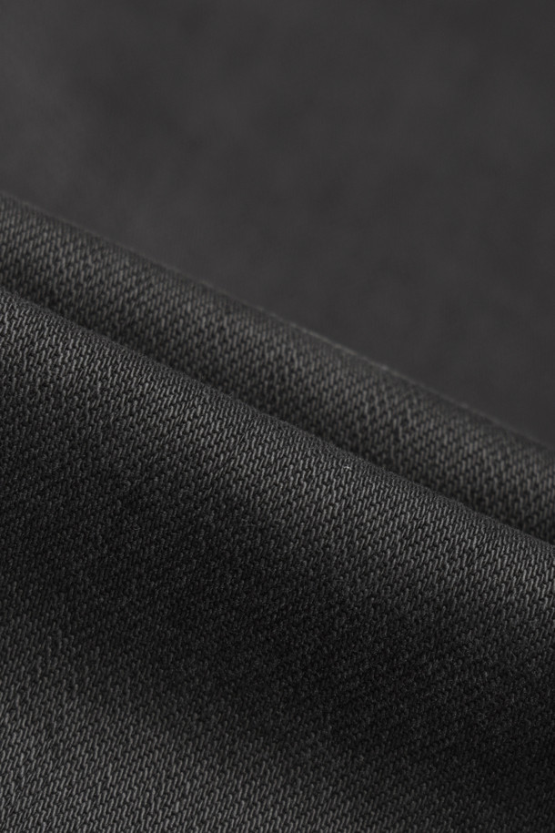 기모 루나다잉 릴렉스 데님팬츠는 부드러운 기모 안감으로 따뜻함을 더한 겨울용 데님 팬츠입니다. 가먼트 다잉 기법으로 빈티지한 멋을 살렸으며, 신축성 있는 스트레치 데님 소재를 사용하여 편안한 착용감을 제공합니다. 릴렉스 핏으로 활동성을 높였으며, 켄톤 단추와 지퍼, 더블 스티치 마감으로 튼튼하게 제작되었습니다. 캐주얼부터 포멀까지 다양한 스타일을 소화할 수 있으며, 그레이 컬러로 어떤 상의에도 매치하기 용이합니다. 이염에 주의하여 단독 세탁하는 것을 권장합니다.
