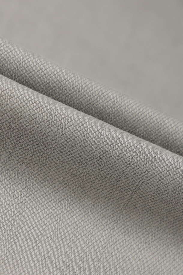 기모 루나다잉 릴렉스 데님 팬츠는 부드러운 기모 안감으로 따뜻함을 더한 겨울용 데님 팬츠입니다. 가먼트 다잉 기법을 사용하여 은은하고 자연스러운 색감의 그레이 컬러를 구현했으며, 스트레치 데님 소재로 편안한 착용감을 선사합니다. 릴렉스 핏으로 여유로운 실루엣을 연출하며, 켄톤 단추와 지퍼, 더블 스티치 보강으로 내구성을 높였습니다. 출근룩과 비즈니스 캐주얼은 물론 캐주얼, 클래식, 미니멀 스타일까지 소화 가능한 활용도 높은 아이템입니다. 단독 세탁을 권장합니다.
