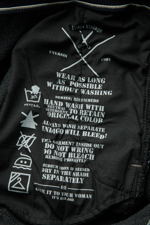 이중지 중청 릴렉스 데님팬츠는 캐주얼, 미니멀, 클래식 스타일을 아우르는 데님팬츠입니다. 릴렉스핏으로 편안한 착용감을 선사하며, 이중지 원단을 사용하여 두꺼운 두께감과 탄탄한 내구성을 자랑합니다. 빈티지 워싱과 켄톤 단추, 지퍼 디테일이 돋보이며, 스트레치 소재로 활동성을 높였습니다. 넉넉한 핏과 중청 컬러는 데이트룩, 여행룩 등 다양한 TPO에 활용 가능하며, 더블 스티치 보강으로 튼튼하게 제작되었습니다.
