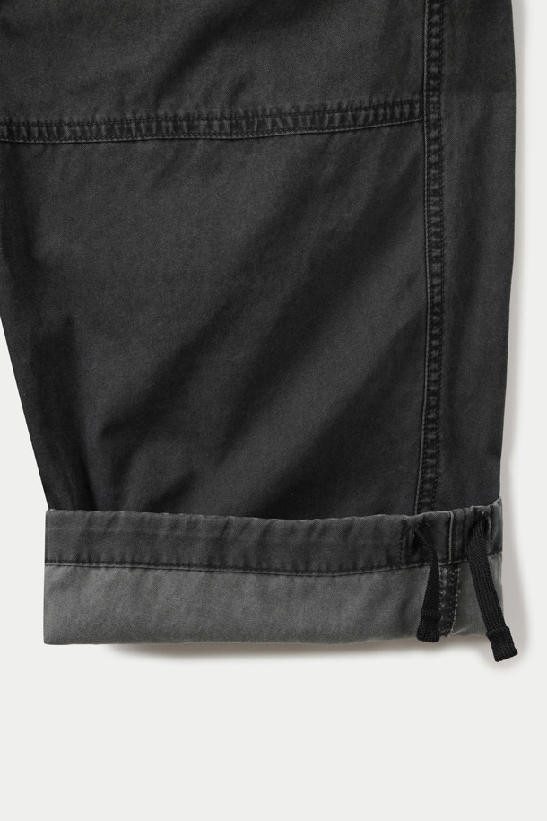 피그먼트 워싱 기법으로 빈티지한 매력을 더한 와이드 카고 팬츠입니다. 넉넉한 루즈핏으로 편안한 착용감을 선사하며, 봄, 여름, 가을 시즌에 활용하기 좋습니다. 면 소재로 제작되어 뻣뻣한 듯, 자연스러운 워싱 디테일이 돋보입니다. 넉넉한 카고 포켓은 실용성을 더하고, 캐주얼, 스트릿 스타일을 연출하기 좋습니다. 블랙 컬러의 무지 디자인으로 어떤 상의와도 쉽게 매치하여 다양한 스타일을 완성할 수 있습니다.
