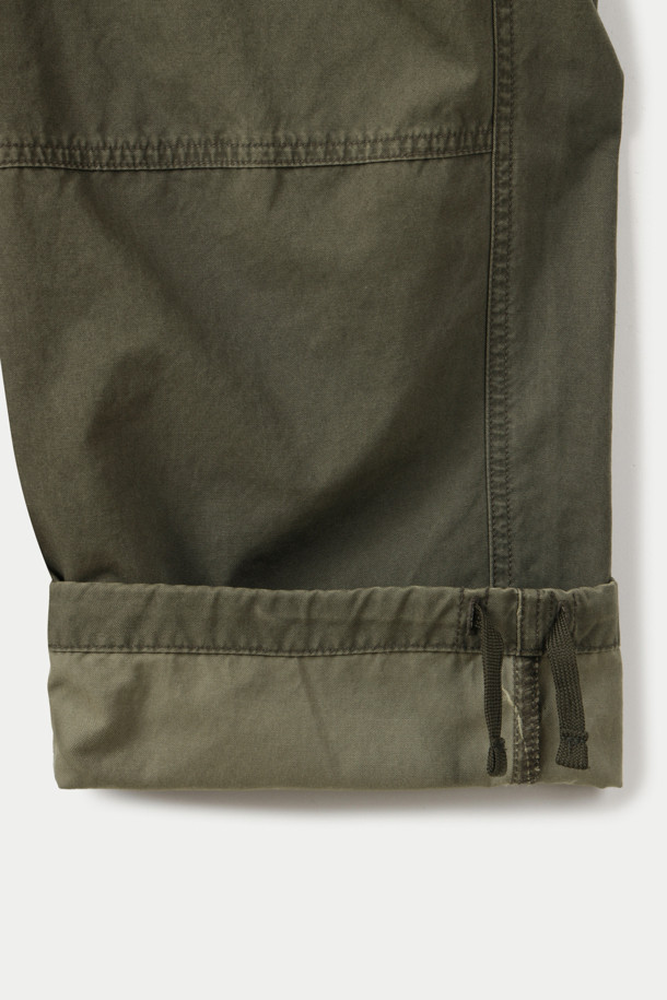 피그먼트 워싱 와이드 카고 팬츠는 밀리터리 무드와 빈티지한 스타일을 담아낸 카고 팬츠입니다. 면 소재로 제작되어 부드러운 촉감을 선사하며, 봄, 여름, 가을 시즌에 착용하기 좋습니다. 와이드핏으로 편안함을 강조했으며, 피그먼트 가공과 가먼트 워싱을 거쳐 자연스러운 색감과 빈티지한 멋을 더했습니다. 플랩 카고 포켓과 거셋 구조, 스트링 밑단 디테일로 실용성과 스타일을 모두 갖췄으며, 밑단 스트링으로 실루엣 조절이 가능합니다.
