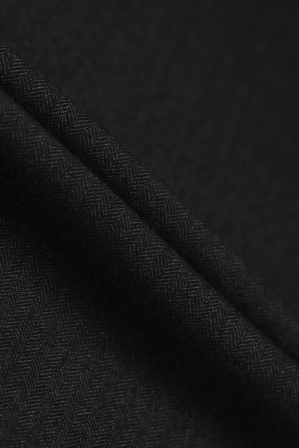 TR 기본 루즈 스트레이트 슬랙스는 남성용 슬랙스로, 일상 및 세미 포멀 스타일을 아우르는 활용도 높은 아이템입니다. 헤링본 패턴의 블랙 컬러, 긴 기장으로 출시되어 사계절 내내 착용 가능하며, 부드러운 촉감의 폴리에스터와 레이온 혼방 소재로 제작되었습니다. 루즈핏과 스트레이트 핏의 완벽한 조화는 편안함과 스타일리시함을 동시에 선사하며, 사이드 밴딩, 버팔로 혼 버튼, 뒷포켓 사선 배치, 뛰어난 신축성 등의 디테일로 완성도를 높였습니다. 비즈니스 캐주얼, 출근룩, 모임룩 등 다양한 TPO에 맞춰 클래식, 미니멀, 캐주얼 스타일을 연출해보세요.
