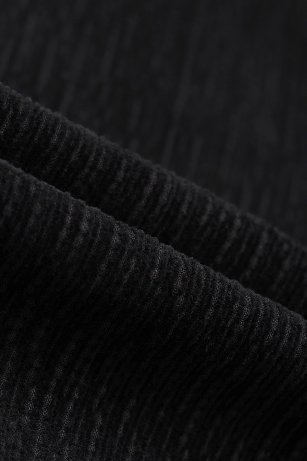 (SET UP) 크리즈 코듀로이 와이드 팬츠는 남성용 바지로, 가을과 겨울에 착용하기 좋습니다. 블랙 컬러의 루즈핏 와이드 팬츠로, 두꺼운 두께감과 부드러운 촉감이 특징입니다. 불규칙한 형태의 코듀로이 소재와 사선 배치된 뒷포켓, 버팔로 혼 버튼이 디자인 디테일을 더합니다. 하프 밴딩과 고밀도 안감으로 편안한 착용감을 선사하며, 데일리룩과 출근룩, 클래식, 미니멀, 캐주얼 스타일 모두 소화 가능합니다. 셋업으로도 활용할 수 있어 활용도가 높습니다.
