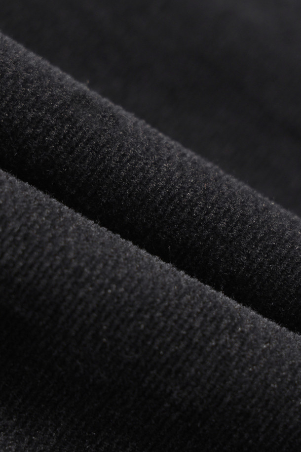 겨울철 따뜻함과 스타일을 책임지는 변형 코듀로이 릴렉스 팬츠입니다. 부드러운 촉감의 코듀로이 소재에 안감을 더해 보온성을 높였으며, 허리 양쪽 밴딩으로 편안한 착용감을 선사합니다. 허벅지는 여유롭고 밑단으로 갈수록 좁아지는 릴렉스 핏으로 트렌디한 실루엣을 연출합니다. 버팔로 혼 버튼과 뒷포켓 스티치 장식으로 은은한 포인트를 더했으며, 캐주얼, 클래식, 미니멀 스타일 모두 소화 가능합니다. 출근룩과 모임룩에 활용하여 멋스러운 스타일을 완성해보세요.
