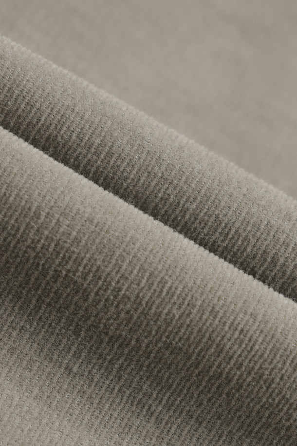 (Set up) 변형 코듀로이 릴렉스 팬츠는 부드러운 촉감의 코듀로이 소재로 제작되어 겨울철 따뜻하게 착용할 수 있는 긴 바지입니다. 릴렉스 핏으로 편안함을 강조했으며, 허리 양쪽에 밴딩 처리가 되어 있어 활동성을 높였습니다. 버팔로 혼 버튼과 뒷포켓 스티치 장식으로 은은한 포인트를 더했으며, 셋업으로도 활용 가능하여 다양한 스타일을 연출할 수 있습니다. 캐주얼, 클래식, 미니멀 스타일을 즐겨 입는 분들께 추천하며, 출근룩, 비즈니스 캐주얼, 모임룩 등 TPO에 맞춰 활용하기 좋습니다.
