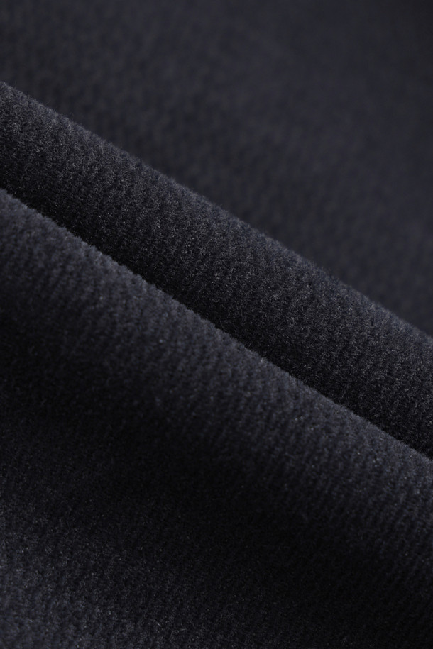 (Set up) 변형 코듀로이 릴렉스 팬츠는 겨울철 캐주얼 및 세미 포멀 스타일을 아우르는 코듀로이 바지입니다. 릴랙스 핏으로 편안함을 강조하며, 허리 양쪽 밴딩으로 활동성을 더했습니다. 부드러운 촉감의 두꺼운 코듀로이 소재에 고밀도 안감을 더해 보온성을 높였습니다. 허벅지는 여유롭고 밑단으로 갈수록 좁아지는 실루엣으로, 셋업 연출이 가능합니다. 버팔로 혼 버튼과 뒷포켓 스티치 장식이 디테일을 더해 출근룩, 비즈니스 캐주얼, 모임룩 등 다양한 TPO에 활용 가능합니다.
