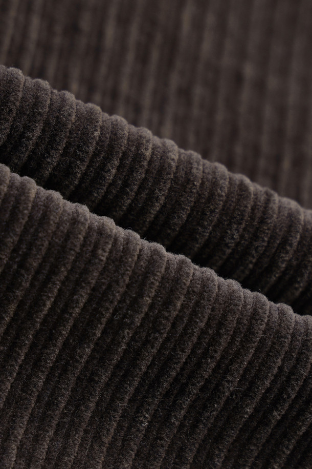 부드러운 촉감의 워싱 코듀로이 루즈 스트레이트 팬츠입니다. 힙과 허벅지에 여유를 주어 편안한 착용감을 선사하며, 데일리룩과 일상룩에 활용하기 좋습니다. 특수가공 워싱 처리된 브라운 컬러의 무지 디자인으로, 빈티지하고 캐주얼한 스타일을 연출합니다. 간절기와 겨울철에 적합하며, 5포켓 디자인과 리벳 장식으로 포인트를 더했습니다. 신축성 있는 면과 코듀로이 혼방 소재에 고밀도 안감을 사용하여 부드러움을 더했습니다.
