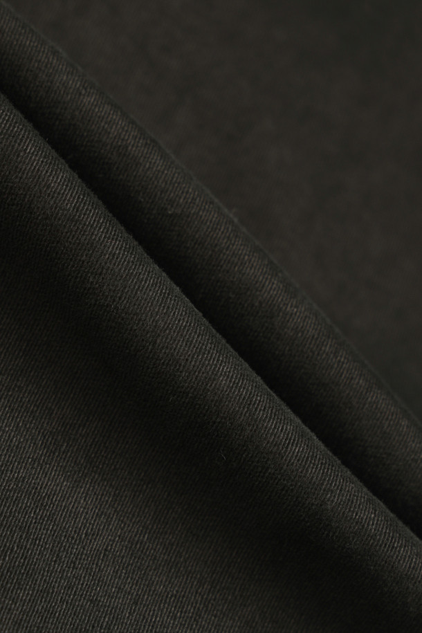 부드러운 촉감의 헤비 코튼 소재로 제작된 스트레이트 핏 팬츠입니다. 톤 다운된 카키 컬러로 캐주얼, 미니멀, 클래식 등 다양한 스타일을 소화하기 좋습니다. 가을, 겨울 시즌에 적합하며, 두꺼운 두께감으로 따뜻하게 착용할 수 있습니다. 허리 밴딩과 스트링 디테일로 편안한 착용감을 제공하며, 브러쉬 가공, 피치 가공, 가먼트 워싱을 거쳐 부드러운 텍스처를 완성했습니다. 사이드 포켓과 싱글 탑스티치 마감으로 실용성과 디자인을 모두 갖춘 데일리 팬츠입니다.
