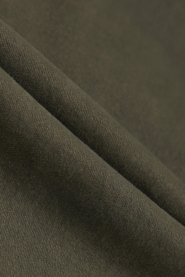 가을, 겨울 시즌을 위한 헤비코튼 스트레이트 팬츠입니다. 부드러운 촉감의 면, 폴리우레탄 혼방 소재로 제작되었으며, 두꺼운 두께감으로 따뜻하게 착용할 수 있습니다. 베이직하고 캐주얼한 스타일로, 일상복은 물론 출근룩, 캠핑룩 등 다양한 TPO에 활용 가능합니다. 허리 이밴드와 스트링으로 편안한 착용감을 제공하며, 브러쉬 가공, 피치 가공, 가먼트 워싱으로 완성도를 높였습니다. 카키, 올리브 두 가지 색상으로 만나보세요.
