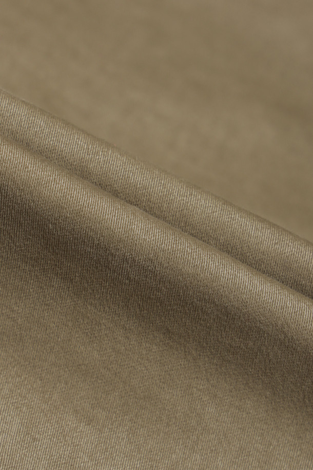 사틴스판 브러시드 카치온 스트레이트 팬츠는 부드러운 촉감의 면과 사틴 혼방 소재로 제작된 긴 기장의 바지입니다. 미니멀한 스타일의 베이지 색상으로, 데일리룩과 일상복에 적합하며 오피스룩과 모임룩으로도 활용할 수 있습니다. 허리 양쪽 밴딩 처리로 편안한 착용감을 선사하며, 릴렉스핏과 스트레이트 핏, 테이퍼드 핏으로 디자인되어 다양한 스타일을 연출할 수 있습니다. 빈티지한 외관과 워시드 아웃 효과, 피치 가공, 카치온 염색, 가먼트 워싱 처리를 통해 은은한 멋을 더했으며, 버팔로 혼 버튼을 사용하여 고급스러움을 더했습니다. 고밀도 안감으로 부드러운 착용감을 느낄 수 있습니다.
