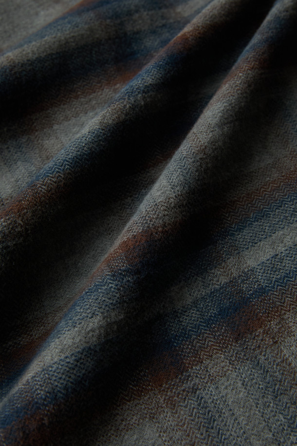 **피그다잉 집업 체크 셔츠**는 부드러운 면 소재에 헤링본 조직으로 제작되어 편안한 착용감을 선사합니다. 루나 다잉 공법으로 은은한 빈티지 무드를 더했으며, 그레이와 블루 두 가지 컬러로 출시되었습니다. 세미오버핏에 셔츠칼라 디자인으로 캐주얼하면서도 클래식한 스타일을 연출할 수 있습니다. 4개의 포켓과 밑단 스트링 디테일로 실용성을 더했으며, 집업과 스냅 버튼 여밈 방식으로 간편하게 착용 가능합니다. 간절기, 겨울철 출근룩, 비즈니스 캐주얼, 모임룩 등 다양한 TPO에 활용하기 좋습니다.
