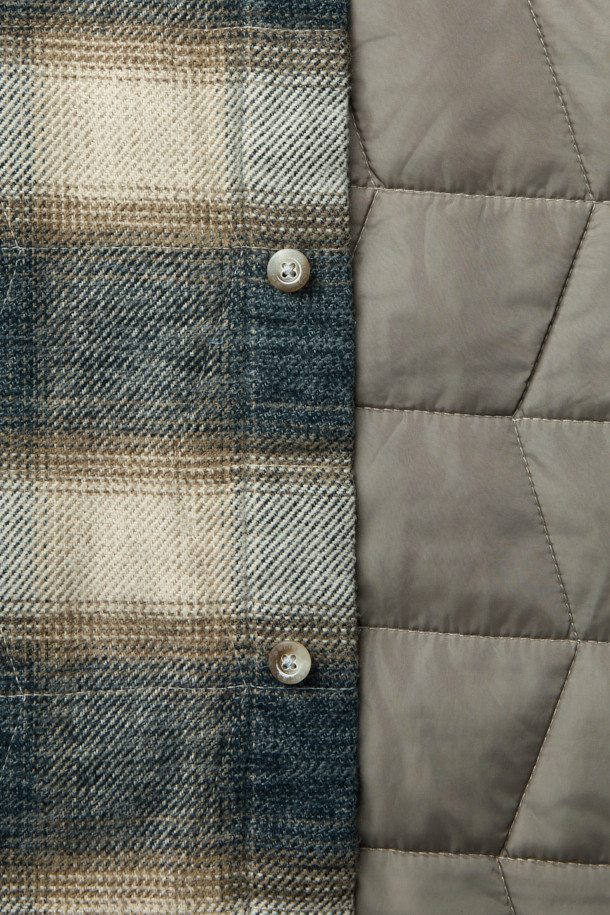 "체크 퀼팅 아우터 셔츠"는 빈티지 스타일의 코듀로이 소재 아우터 셔츠입니다. 부드러운 촉감과 적당한 두께감으로 간절기부터 초겨울까지 착용하기 좋으며, 3M 신슐레이트 충전재를 사용하여 뛰어난 보온성을 제공합니다. 네이비와 베이지 두 가지 컬러로 출시되었으며, 셔츠형 디자인에 퀼팅 디테일과 가슴 1개, 허리 2개의 포켓, 칼라 부분의 코듀로이 배색이 돋보입니다. 세미 오버핏으로 제작되어 편안하면서도 스타일리시하게 연출할 수 있으며, 스냅 버튼으로 간편하게 여밀 수 있습니다. 출근룩과 모임룩은 물론 클래식, 캐주얼, 미니멀 등 다양한 스타일 연출에 활용 가능한 아이템입니다.
