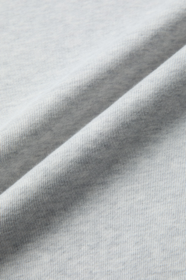 빈티지한 감성을 담은 프린팅 멜란지 스웻 셔츠입니다. 부드러운 촉감과 두꺼운 기모 안감으로 겨울철 따뜻하게 착용하기 좋습니다. 멜란지 그레이 컬러에 캐주얼하고 빈티지한 스타일을 더했으며, 레귤러핏으로 편안한 착용감을 선사합니다. 등판 로고 자수 및 아플리케, 소매단 로고 자수, 전면 스티치 디테일, 빈티지 워싱 가공으로 디자인의 완성도를 높였습니다. 집콕룩, 산책룩 등 다양한 TPO에 캐주얼, 미니멀, 클래식 스타일로 활용하기 좋습니다.
