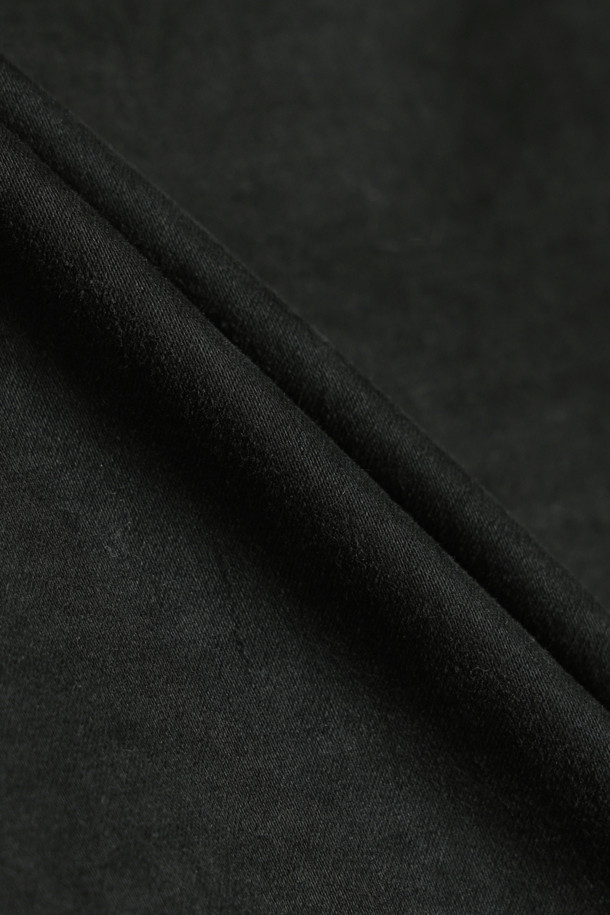 빈티지 숏 점퍼는 레이온과 텐셀 혼방 소재로 제작되어 부드러운 촉감을 선사합니다. 봄, 가을 간절기에 적합하며, 캐주얼, 미니멀, 클래식 스타일 연출에 용이합니다. 블랙 컬러의 무지 디자인에 숏 기장으로 트렌디함을 더했으며, 스탠다드핏으로 편안하게 착용할 수 있습니다. 지퍼형 여밈 방식과 장식 스티치 디테일이 돋보이며 워싱 가공으로 빈티지한 분위기를 자아냅니다. 동네 마실룩, 산책룩에 활용하기 좋으며, 신축성이 있어 활동성을 높였습니다. 단독 세탁 및 이염에 주의하여 관리해야 합니다.
