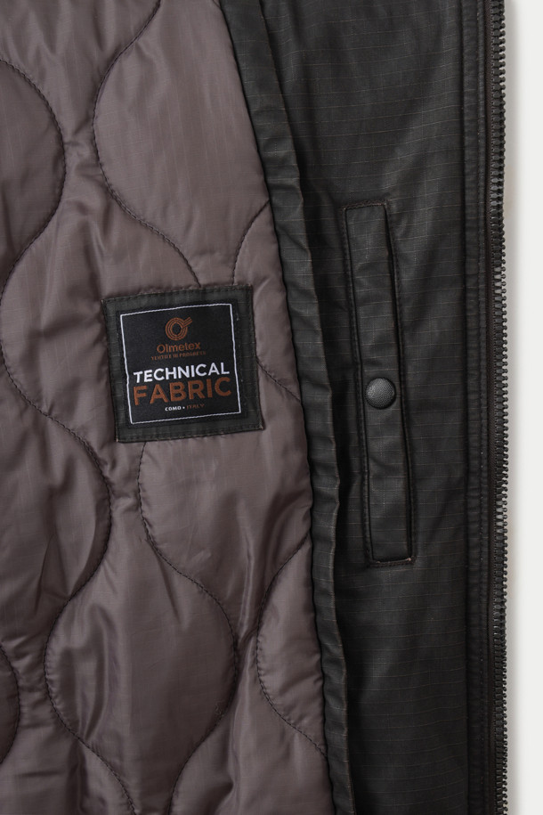 이탈리아 립스탑 카본 코팅 원단을 사용하여 방풍 및 발수 기능을 갖춘 립스탑 워크 블루종 점퍼입니다. 블랙 컬러의 무지 디자인으로, 간절기에 캐주얼하고 빈티지한 스타일을 연출하기 좋습니다. 루즈핏과 세미오버핏으로 편안한 착용감을 제공하며, 부드럽고 유연한 면 소재로 제작되었습니다. 빌트인 가죽 칼라와 탈착 가능한 칼라, 신슐레이트 충전재를 통해 보온성을 높였으며, 레이어드하여 다양한 스타일을 연출할 수 있습니다. 동네 마실룩, 여행룩, 가을 나들이룩 등 다양한 TPO에 활용하기 좋은 워크웨어 스타일의 점퍼입니다.
