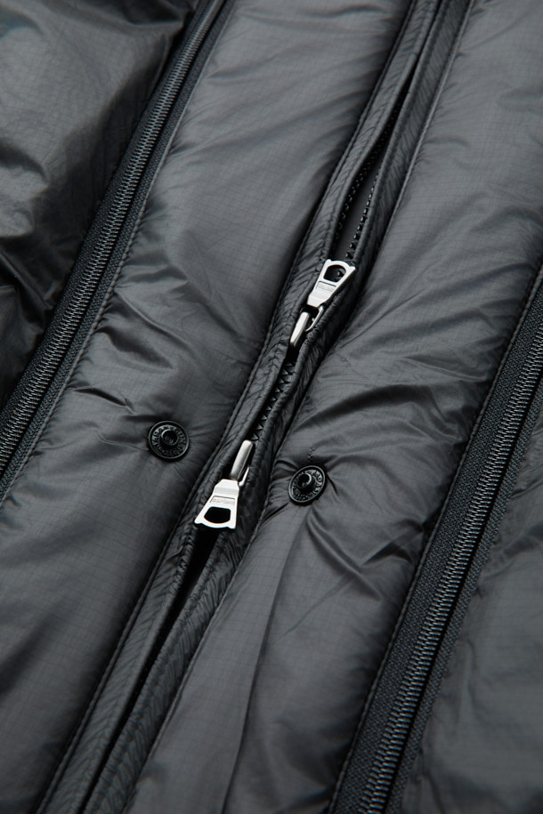 **미들레이어 경량 다운 점퍼**는 가을과 겨울, 일상 및 아웃도어 활동에 적합한 남녀 공용 아우터입니다. 블랙 색상의 무지 디자인으로 미니멀하고 베이직한 스타일을 연출하며, 집업 여밈 방식과 베이직핏으로 편안한 착용감을 선사합니다. 초경량 나일론 소재와 구스다운 충전재를 사용하여 가볍고 따뜻하며, 발수 및 방풍 코팅으로 기능성을 더했습니다. 빌트인 후드 분리가 가능하며, 접밴드 및 절개 보강 설계를 통해 활동성을 높였습니다. 출근룩과 여행룩 등 다양한 TPO에 활용할 수 있는 실용적인 아이템입니다.
