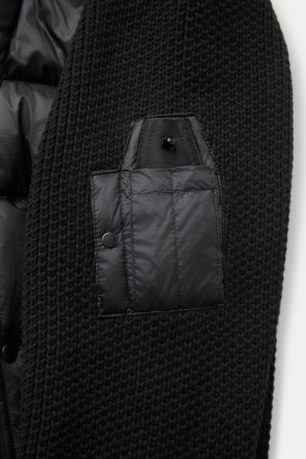 **니트 하이브리드 아우터**는 겨울철 추위에도 끄떡없는 보온성을 제공하는 남성용 점퍼입니다. 무지 디자인에 블랙 컬러로, 캐주얼 및 스포티 스타일을 연출하기 좋습니다. 부드러운 촉감의 니트 소재와 방풍, 발수 기능을 갖춘 초경량 아우터로, 탈부착 후드가 있어 레이어링이 용이합니다. 머스코비 덕다운 충전재를 사용하여 보온성을 극대화했으며, 출근룩이나 여행룩 등 다양한 TPO에 활용 가능합니다. 레귤러핏에 긴 소매, 집업 스타일로 편안하고 활동적인 착용감을 선사합니다.
