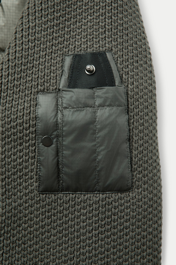 세련된 니트 하이브리드 아우터 점퍼입니다. 캐주얼, 미니멀, 클래식 스타일을 아우르며, 일상과 출근룩에 모두 잘 어울립니다. 카키 및 올리브 색상으로 출시되어 겨울철 스타일링에 포인트를 더합니다. 초경량 나일론과 니트 소재의 조합으로 뛰어난 착용감과 보온성을 제공하며, 덕다운 충전재, 방풍, 발수 기능, 탈부착 후드, 하이브리드 디자인 등 다양한 특징을 갖췄습니다. 레귤러핏에 집업 스타일로 편안함과 활동성을 동시에 잡았습니다.
