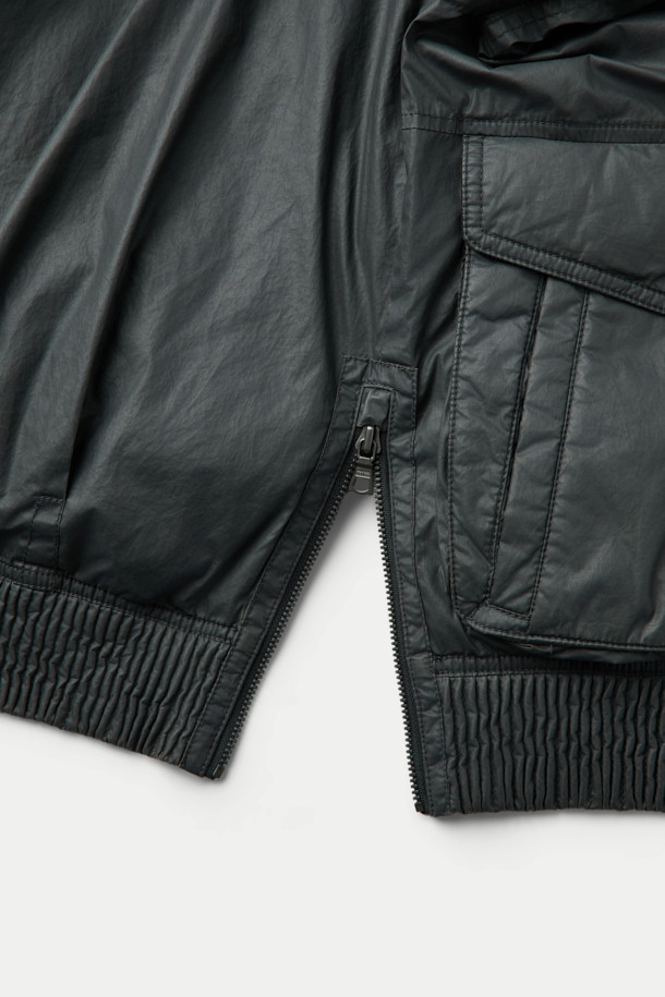 올메텍스 카본 라파예트는 남성용 겨울 점퍼입니다. 카본 및 블랙 컬러로 출시되었으며, 밀리터리와 빈티지 스타일을 동시에 느낄 수 있습니다. MA-1, B-15 코트 타입 디자인에 탈부착 가능한 리얼 FUR 칼라와 구스다운 충전재를 사용하여 보온성을 높였습니다. 방풍 및 발수 기능을 갖춘 면혼방 소재에 카본 코팅 처리와 빈티지 워싱 가공으로 내구성을 더했으며, 세미루즈핏과 드롭 숄더 디자인으로 편안한 착용감을 제공합니다. 출근룩, 여행룩, 클래식, 미니멀, 워크웨어 스타일을 즐기는 분들께 추천합니다.
