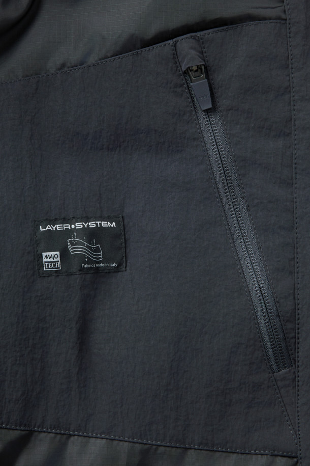 이탈리안 테크니컬 패브릭 크랙 레이어 숏패딩은 겨울철 일상 및 여행, 산책 시 캐주얼하고 미니멀한 스타일을 연출하기에 좋습니다. 3-Layer 기능성 원단과 피그 워싱 가공으로 빈티지한 외관을 자랑하며, 방수, 방풍, 수분 배출 기능으로 쾌적함을 유지합니다. 덕다운 충전재와 두꺼운 두께감으로 보온성을 높였으며, 세미루즈핏으로 편안한 착용감을 선사합니다. 그레이 컬러에 무지 패턴, 사선 포켓, 니트 립 트리밍 및 세로/가로 퀼팅 믹스 디테일이 돋보이는 숏패딩입니다.
