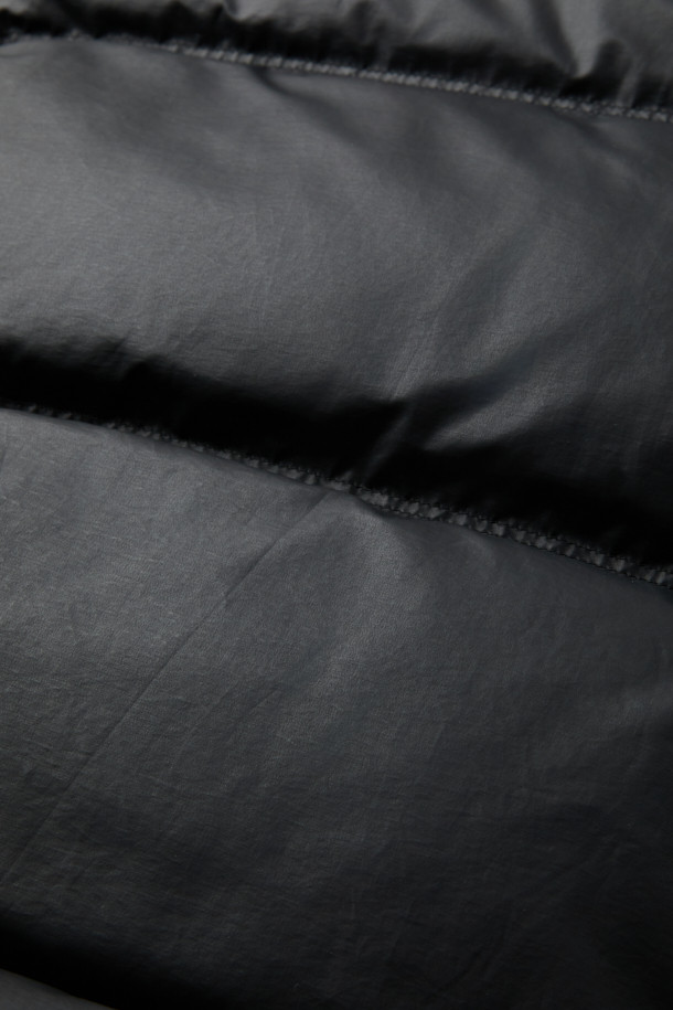 레더라이크 숏 패딩은 세련된 겨울 스타일을 완성하는 필수템입니다. 인조 가죽 소재와 퀼팅 디자인이 어우러져 캐주얼하면서도 모던한 분위기를 연출합니다. 덕다운 충전재와 방풍, 발수 기능으로 보온성을 높였으며, 경량 설계로 편안한 착용감을 제공합니다. 스탠드 넥과 니트립 소맷단, 사이드 포켓 디테일로 실용성을 더했으며, 출근룩과 여행룩 등 다양한 TPO에 활용 가능합니다. 블랙 컬러의 세미루즈핏으로 어떤 스타일에도 쉽게 매치하여 미니멀, 클래식 무드를 연출할 수 있습니다.
