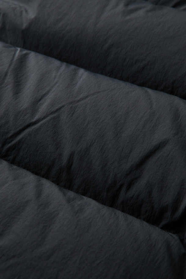 **구스다운 에어트루퍼**는 겨울철 추위로부터 당신을 보호해 줄 방수, 방풍 기능의 패딩입니다. 블랙 색상의 무지 디자인으로, 캐주얼 및 스포티 스타일을 모두 소화할 수 있습니다. 넉넉한 레귤러핏에 집업 방식으로 편안하게 착용 가능하며, 후드가 있어 보온성을 높였습니다. 부드러운 촉감의 나일론과 구스다운 소재를 사용하여 가볍고 따뜻하게 착용할 수 있습니다. 일상생활은 물론 겨울철 야외 활동에도 적합한 두꺼운 두께의 롱패딩입니다.
