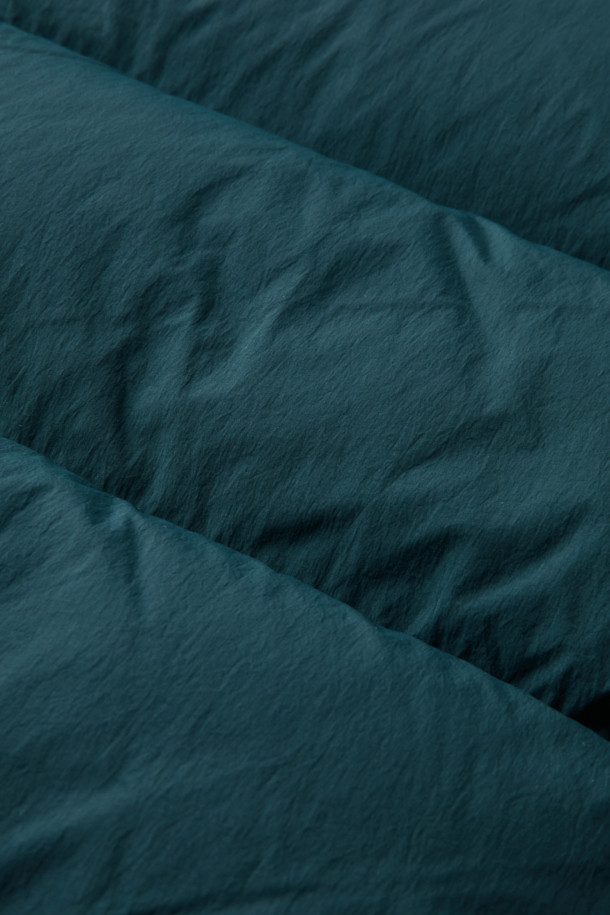 **구스다운 에어트루퍼**는 겨울철 추위로부터 당신을 보호해 줄 방수, 보온 기능의 남녀 공용 패딩입니다. 블랙 색상의 무지 디자인으로 어떤 스타일에도 쉽게 매치할 수 있으며, 캐주얼, 스포티, 미니멀한 룩을 연출하기 좋습니다. 일상생활은 물론 여행이나 캠핑과 같은 아웃도어 활동에도 적합하며, 부드러운 촉감과 레귤러 핏으로 편안한 착용감을 제공합니다. 긴 소매와 집업 스타일, 후드 디테일이 갖춰진 두꺼운 구스다운 패딩으로, 겨울철 당신의 따뜻하고 스타일리시한 겨울을 책임져 줄 것입니다.
