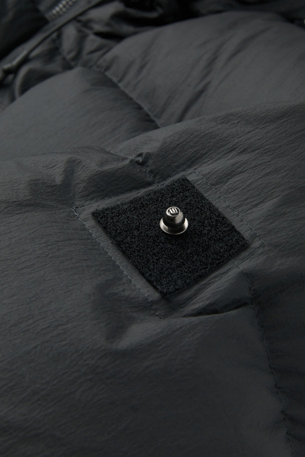 SERIES; X UNAFFECTED N2B 숏 다운 점퍼는 남녀 공용으로 착용 가능한 오버핏 숏패딩입니다. 겨울철 보온과 방풍 기능에 중점을 둔 두꺼운 두께의 나일론 소재를 사용하여 제작되었으며, 부드러운 촉감을 선사합니다. 집업 스타일의 블랙 무지 디자인으로, 캐주얼 및 스포티 무드를 연출하며 캠핑룩이나 등산룩과 같은 TPO에도 적합합니다. 후드가 달려 있어 더욱 따뜻하고 스타일리시하게 착용 가능하며, 미니멀한 스타일을 선호하는 분들께 추천합니다. 긴 소매 기장으로 활동성을 높였습니다.
