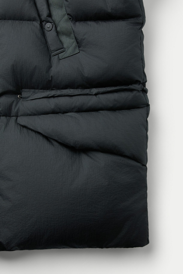 SERIES; X UNAFFECTED M90 ECWCS 다운 파카는 남성용 아우터로, 겨울철 일상 및 아웃도어 활동에 적합한 다운 파카입니다. 블랙 색상의 무지 디자인에 오버핏으로 제작되어 스포티하면서도 밀리터리 스타일을 연출합니다. 두꺼운 두께감과 방수 기능을 갖춘 나일론 소재로 제작되어 보온성을 높였으며, 여행, 캠핑, 등산 등 다양한 TPO에 활용 가능합니다. 집업 여밈 방식에 긴 소매, 후드, 패딩 디테일이 돋보이는 다운 파카입니다.
