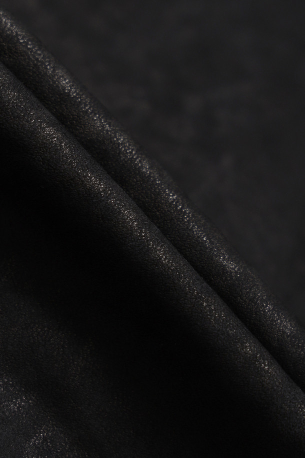 세련된 스타일을 완성하는 여성 양가죽 오일 워싱 트러커 재킷입니다. 부드러운 촉감의 소가죽 소재로 제작되어 편안한 착용감을 선사하며, 봄, 가을 시즌에 활용하기 좋습니다. 크롭 기장과 레귤러핏 디자인으로 캐주얼하고 클래식한 무드를 연출하며, 집업 여밈 방식으로 간편하게 착용할 수 있습니다. 데이트룩, 모임룩 등 다양한 TPO에 활용 가능한 매력적인 아이템입니다. 무지 패턴에 오일 워싱 처리로 은은한 멋을 더했습니다.
