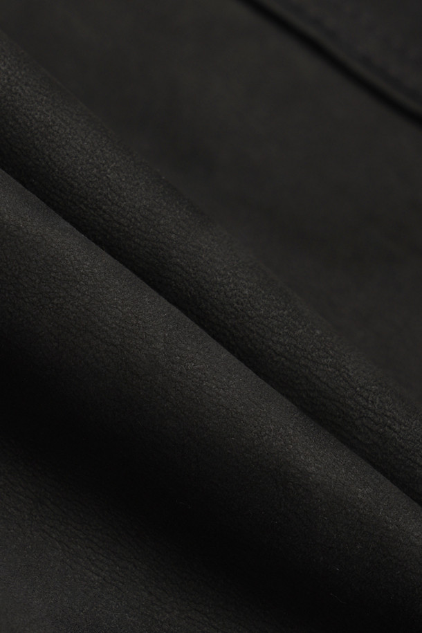 부드러운 양가죽 소재로 제작된 여성용 워싱 후디 점퍼입니다. 캐주얼, 미니멀, 시크 스타일을 연출하기에 좋으며, 데이트룩과 모임룩에 활용하기 좋습니다. 블랙 컬러의 무지 디자인에 루즈핏과 크롭 기장으로 세련된 실루엣을 선사합니다. 봄, 가을 시즌에 적합하며, 두꺼운 두께감으로 따뜻하게 착용할 수 있습니다. 집업 형태로 간편하게 착용 가능하며, 워싱 처리로 자연스러운 멋을 더했습니다.
