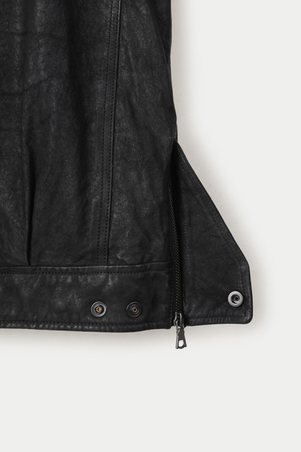 모던하고 클래식한 스타일의 양가죽 라파예트 다운 점퍼입니다. 부드러운 촉감의 양가죽 소재와 구스다운 충전재, 정전기 방지 안감으로 따뜻하고 편안한 착용감을 선사합니다. 탈부착 가능한 시어링 퍼 칼라와 니트 시보리 소매 디테일이 돋보이며, 세미 오버핏으로 편안한 핏을 연출합니다. 겨울철 데일리룩에 활용하기 좋은 블랙 컬러의 무지 디자인으로, 투웨이 지퍼, 후디 포켓, 사선 포켓 등 실용적인 기능까지 갖춘 다운 점퍼입니다. 보온과 방풍 기능을 제공합니다.
