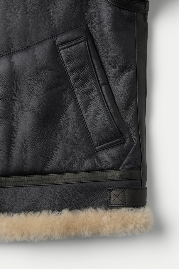 메리노 실키 무스탕은 부드러운 양가죽과 양털 소재를 사용하여 고급스러운 촉감을 선사하는 아우터입니다. 블랙, 베이지 두 가지 색상으로 출시되었으며, 숏 기장의 오버핏 디자인으로 클래식하면서도 캐주얼한 스타일을 연출합니다. 투톤 배색과 비죠 디테일, 투웨이 지퍼, 핸드 포켓 등의 특징으로 보온성과 스타일을 동시에 잡았습니다. 데이트룩, 모임룩 등 다양한 TPO에 활용 가능하며, 미니멀한 룩에도 잘 어울립니다. 겨울철, 따뜻하고 세련된 스타일을 완성해 보세요.
