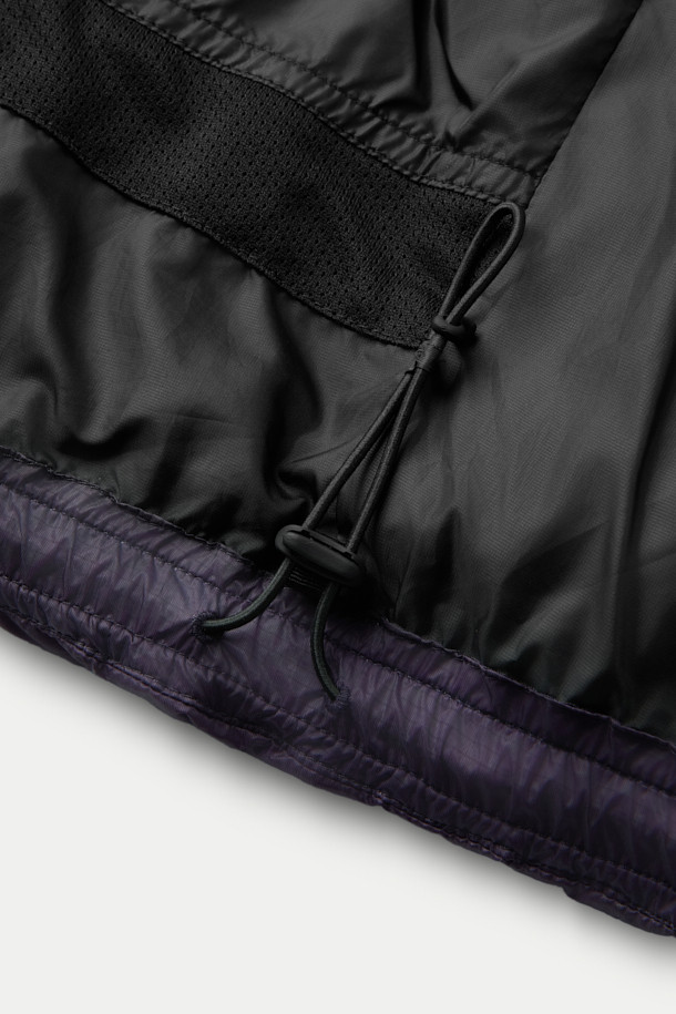 보온성과 활동성을 동시에 잡는 경량 다운 베스트입니다. 겨울철 데일리룩과 캠핑룩에 활용하기 좋은 아이템으로, 스포티, 미니멀, 캐주얼 스타일을 연출할 수 있습니다. 톤 다운된 퍼플 컬러에 무지 및 퀼팅 디자인으로 포인트를 더했으며, 루즈핏으로 편안한 착용감을 선사합니다. 가볍고 따뜻한 나일론 소재에 발수, 방풍 기능까지 갖춰 실용적이며, 내장 후드와 글러브 포켓으로 보온성을 높였습니다.
