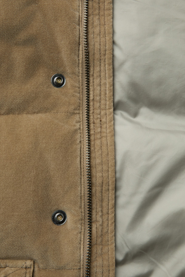 벨베틴 코듀로이 다운 베스트는 가을, 겨울 시즌에 따뜻함과 스타일을 모두 갖춘 아우터입니다. 부드러운 코듀로이 면 소재에 RDS 덕다운 충전재를 사용하여 뛰어난 보온성을 제공하며, 밑단 스트링 조절 기능으로 핏을 자유롭게 연출할 수 있습니다. 캐주얼, 클래식, 미니멀 스타일을 모두 소화하며, 일상 및 아웃도어 활동 시 캠핑룩, 등산룩으로 활용하기 좋습니다. 베이지와 브라운 두 가지 색상으로 출시되었으며, 이중 구조 핸드 포켓으로 실용성을 더했습니다. 스냅 버튼 여밈 방식과 루즈핏 디자인으로 편안한 착용감을 선사합니다.
