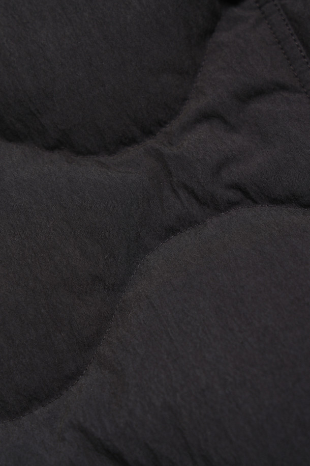 따뜻함과 스타일을 동시에 잡은 퀼팅 포켓 재킷입니다. 블랙 컬러의 베이직한 디자인으로 가을부터 겨울까지 폭넓게 활용 가능하며, 캐주얼, 클래식, 미니멀 등 다양한 스타일을 소화합니다. 넉넉한 레귤러핏과 두꺼운 두께감으로 뛰어난 보온성을 제공하며, 가볍고 부드러운 나일론 소재를 사용하여 편안한 착용감을 선사합니다. 하이넥 칼라와 버튼 여밈으로 포인트를 더했으며, 앞면 3개, 안쪽 2개의 포켓으로 실용성을 높였습니다. 우모 충전재를 사용하여 보온성과 경량성을 동시에 갖춘 데일리 아우터로, 산책, 여행 등 다양한 TPO에 잘 어울립니다.
