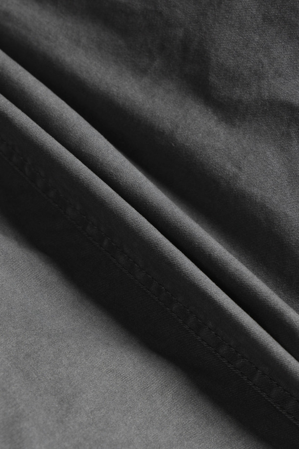 워싱 집업 블루종 점퍼는 캐주얼 스타일의 남성용 아우터입니다. 부드러운 면 소재에 워싱 가공을 더해 자연스러운 멋을 살렸으며, 봄, 가을에 착용하기 좋습니다. 레귤러핏으로 편안한 착용감을 제공하며, 무지 디자인에 밴딩 디테일과 포켓으로 실용성을 더했습니다. 블루 컬러의 긴소매 집업 스타일로, 일상에서 간편하게 활용하기 좋습니다.
