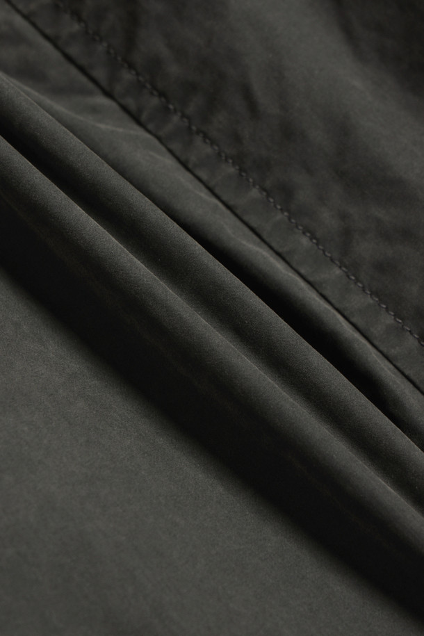 코듀로이 믹스 래글런 점퍼는 가을, 겨울 시즌 남성 고객을 위한 두꺼운 두께감의 점퍼입니다. 베이직하고 캐주얼한 스타일로 일상에서 편안하게 착용하기 좋으며, 칼라와 양옆 플랩, 소맷단 배색 디테일이 돋보입니다. 래글런 소매 디자인으로 활동성을 높였으며, 패딩 충전재와 안감으로 보온성을 더했습니다. 밑단 밴딩과 소맷단 2 스냅 버튼으로 안정적인 착용감을 제공합니다. 카키 컬러의 무지 디자인으로 다양한 스타일의 연출이 가능하며, 겨울 데일리룩, 산책룩, 여행룩에 활용하기 좋습니다.
