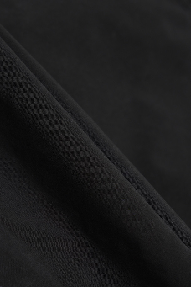 피그워싱 2WAY 점퍼는 겨울과 가을에 착용하기 좋은 남녀 공용 점퍼입니다. 블랙 색상의 무지 디자인으로 캐주얼, 미니멀, 워크웨어 스타일을 연출하기 좋습니다. 이너 분리형에 오리털 충전재를 사용하여 보온성을 높였으며, 허리 스트링으로 사이즈 조절이 가능합니다. 4개의 포켓과 지퍼, 스냅 여밈 방식으로 실용성을 더했습니다. 일상, 산책, 여행 등 다양한 TPO에 활용할 수 있는 레귤러핏 두꺼운 점퍼입니다.
