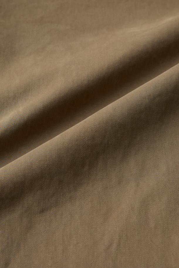 FIVER(파이버) 루즈핏 팬츠는 베이직하고 캐주얼한 스타일로, 일상에서 편안하게 착용하기 좋은 바지입니다. 면과 스판덱스 혼방 소재로 제작되어 탄탄한 촉감을 제공하며, 사계절 내내 활용 가능합니다. 허리 스트링과 웨이스트 밴딩으로 편안한 착용감을 선사하며, 힙 포켓과 사이드 포켓이 실용성을 더합니다. 베이지와 카키 두 가지 색상으로 출시되어 다양한 상의와 매치하기 좋습니다. 여행룩이나 산책룩으로 활용하여 캐주얼하고 미니멀한 스타일을 완성해보세요.
