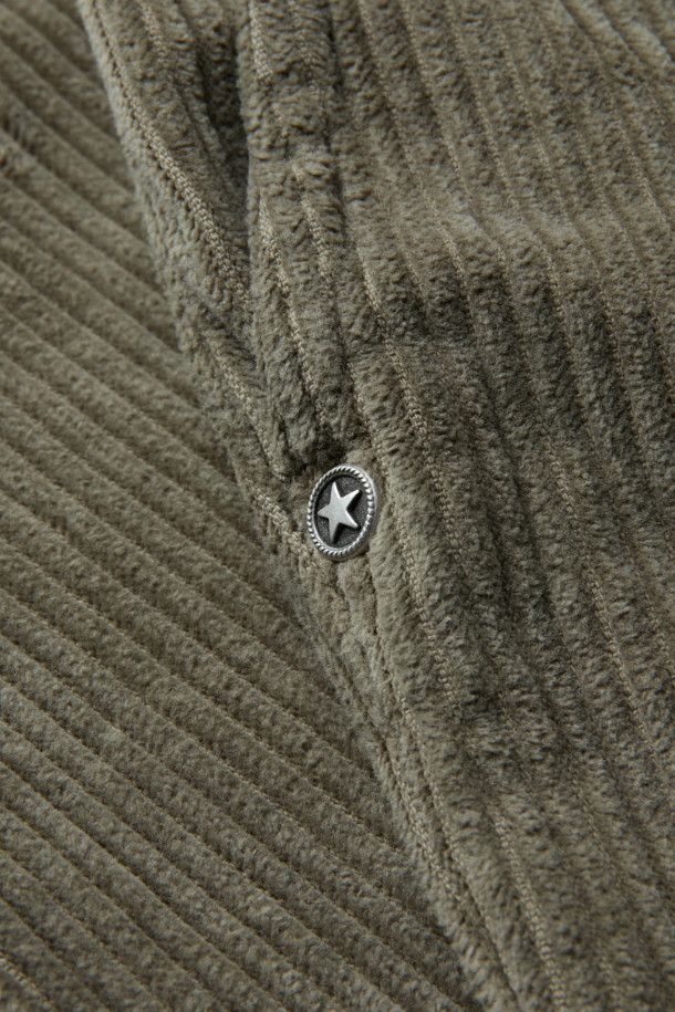 FIVER(파이버) 배기 코듀로이 팬츠는 가을, 겨울 시즌 남성분들의 캐주얼 스타일을 완성해 줄 코듀로이 팬츠입니다. 부드러운 촉감의 코듀로이와 면 혼방 소재로 제작되어 편안한 착용감을 선사하며, 넉넉한 루즈핏과 배기핏으로 활동성을 높였습니다. 카키와 올리브 두 가지 색상으로 출시되어 다양한 상의와 매치하기 용이하며, 원턱 디자인과 허리 스트링, 사이드 및 힙 포켓 디테일로 실용성을 더했습니다. 산책룩, 캠핑룩 등 편안한 TPO에 미니멀, 클래식 스타일을 더하여 멋스러운 연출이 가능합니다.
