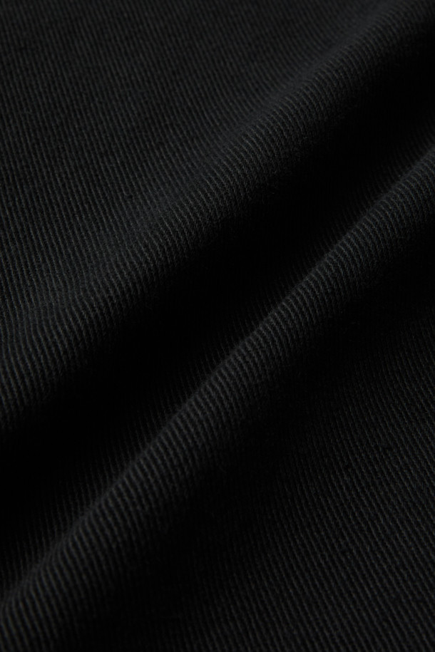 FIVER(파이버) 트윌 배기 팬츠는 캐주얼, 미니멀, 클래식 스타일을 즐겨 입는 분들을 위한 데일리 팬츠입니다. 탄탄한 면 소재로 제작되어 편안한 착용감을 선사하며, 허벅지 부분은 여유 있고 밑단으로 갈수록 좁아지는 배기핏으로 트렌디한 실루엣을 연출합니다. 허리 스트링과 웨이스트 밴딩으로 편안함을 더했으며, 원턱 디자인과 스트레치성이 우수한 소재로 활동성을 높였습니다. 블랙 컬러의 무지 디자인으로 출근룩, 데이트룩 등 다양한 TPO에 활용 가능하며, 사이드 및 힙 포켓, 버튼/지퍼 여밈 디테일로 실용성을 더했습니다.
