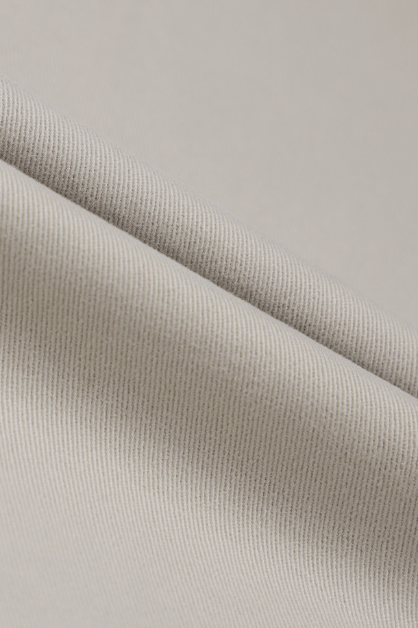 **CROSSLEY(크로슬리) 다잉 팬츠**는 편안한 착용감의 데일리 팬츠입니다. 베이지 컬러에 면과 스판덱스 혼방 소재로 제작되어 활동성을 높였습니다. 허리에는 밴딩과 스트링을 적용하여 편안함을 더했으며, 양옆과 힙 부분에 포켓이 있어 실용적입니다. 무지 디자인의 스트레이트 핏으로 캐주얼하고 미니멀한 스타일을 연출하기 좋습니다. 동네 마실룩에 완벽하게 어울리는 아이템입니다.
