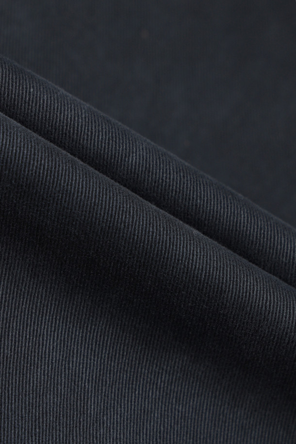 CROSSLEY(크로슬리) 다잉 팬츠는 편안한 데일리룩을 위한 캐주얼 스타일의 긴 바지입니다. 네이비 컬러의 무지 디자인으로, 면과 스판덱스 혼방 소재를 사용하여 부드러운 착용감을 제공합니다. 허리 부분은 밴딩 처리와 스트링으로 조절 가능하며, 양옆과 힙 포켓으로 실용성을 더했습니다. 스트레이트 핏으로 제작되어 활동성을 높였으며, 동네 마실룩이나 미니멀한 스타일을 연출하기에 좋습니다. 버튼과 지퍼로 여밈 처리가 되어 있습니다.
