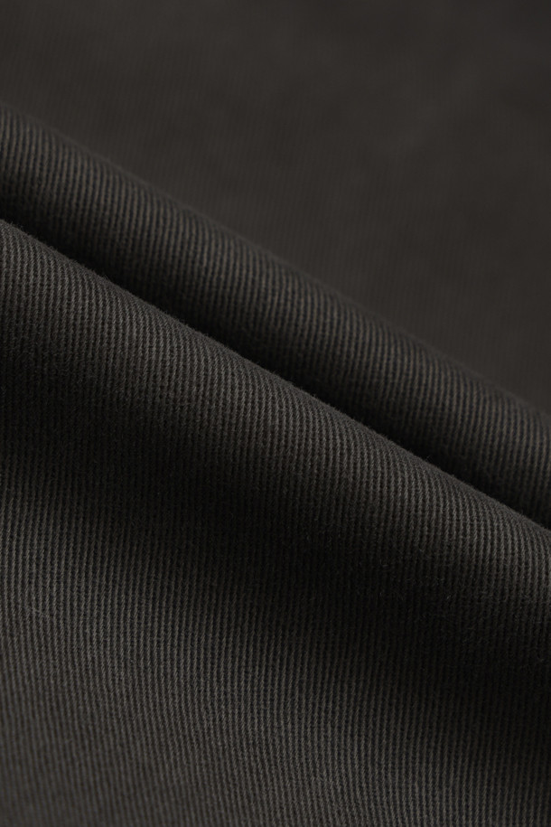 CROSSLEY(크로슬리) 다잉 팬츠는 가먼트 다잉 기법으로 제작되어 자연스러운 컬러감을 자랑합니다. 코튼과 스판덱스 혼방 소재로 제작되어 편안한 착용감을 선사하며, 밴딩 허리와 스트링으로 허리 사이즈를 조절할 수 있습니다. 스트레이트 핏으로 어떤 스타일에도 잘 어울리며, 데일리룩과 산책룩 등 TPO에 구애받지 않고 활용 가능합니다. 양옆 포켓과 힙 포켓으로 실용성을 더한 캐주얼 스타일의 긴 바지입니다.
